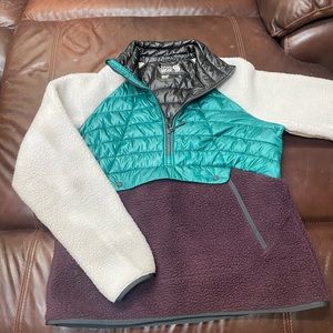 GUC.  Women’s Mountain Hardwear Altius pullover. Large